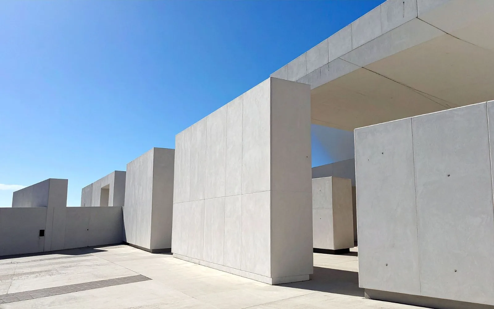 Beton architektoniczny we wnętrzu: jak go stosować