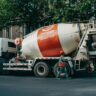 Gruszka z betonem towarowym na placu budowy
