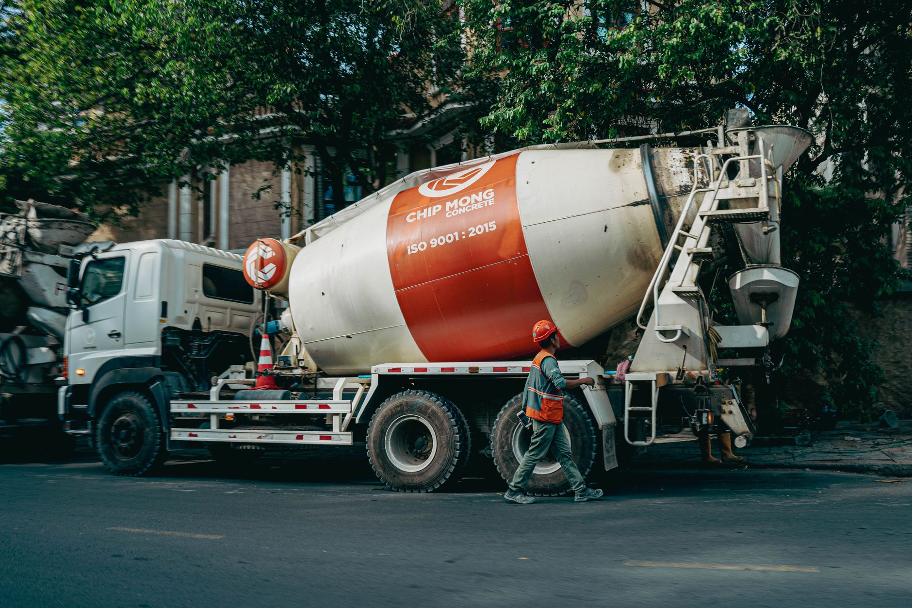 Gruszka z betonem towarowym na placu budowy