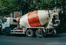 Gruszka z betonem towarowym na placu budowy