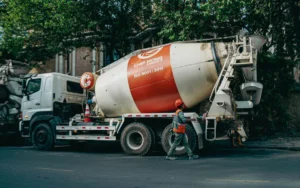 Gruszka z betonem towarowym na placu budowy