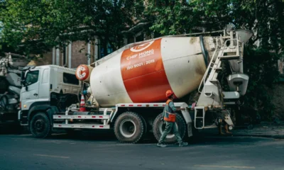 Gruszka z betonem towarowym na placu budowy
