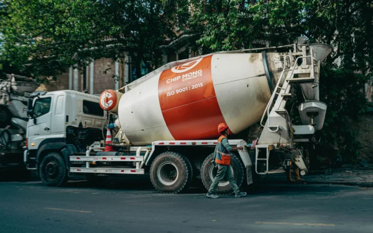 Gruszka z betonem towarowym na placu budowy