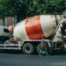 Gruszka z betonem towarowym na placu budowy