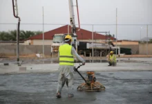 Szczelina dylatacyjna w świeżo wylanej posadzce betonowej