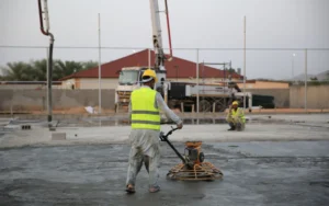 Szczelina dylatacyjna w świeżo wylanej posadzce betonowej