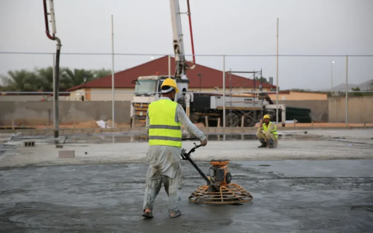 Szczelina dylatacyjna w świeżo wylanej posadzce betonowej