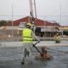 Szczelina dylatacyjna w świeżo wylanej posadzce betonowej