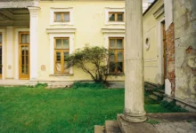 Czyszczenie starego betonowego tarasu myjką ciśnieniową
