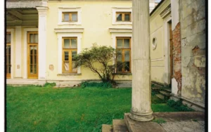 Czyszczenie starego betonowego tarasu myjką ciśnieniową