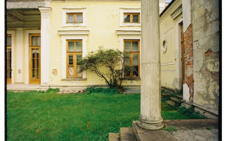 Czyszczenie starego betonowego tarasu myjką ciśnieniową