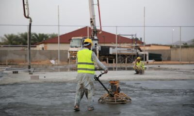 Szczelina dylatacyjna w świeżo wylanej posadzce betonowej