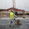 Szczelina dylatacyjna w świeżo wylanej posadzce betonowej