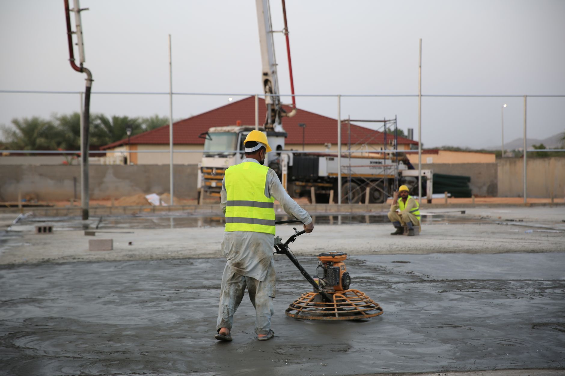 Szczelina dylatacyjna w świeżo wylanej posadzce betonowej