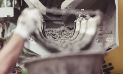 Betoniarka samochodowa zsypuje mieszankę do pompy